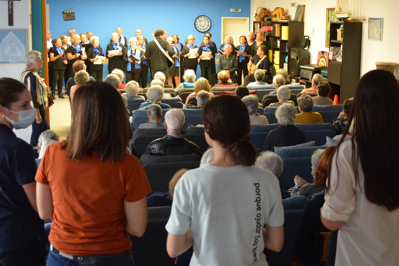 Coro Sénior anima tarde dos utentes da Associação Monte Pedral