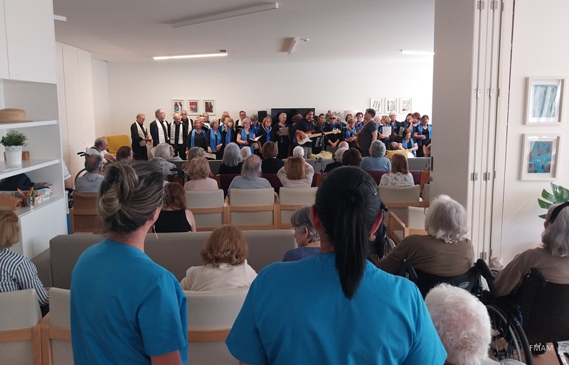 Atuação do coro sénior da FMAM na Residência Sénior Pinheiro Manso